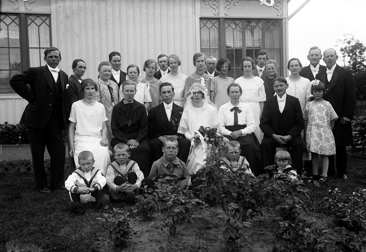 Ett Brudpar Med Slakt Och Vanner Poserar For Fotografen Gustav